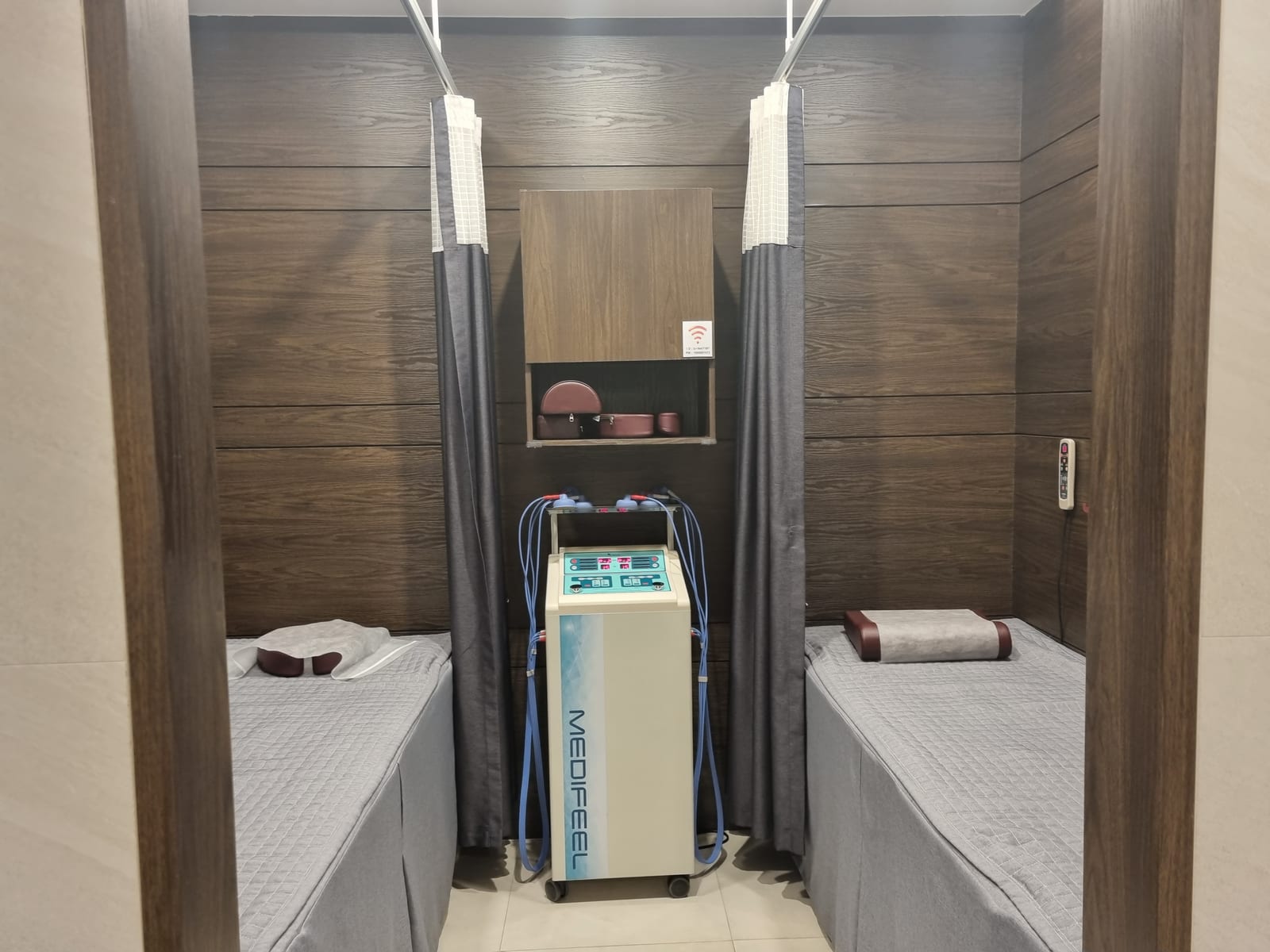 해운누리한의원 치료실의 커튼으로 칸을 나눈 치료 베드