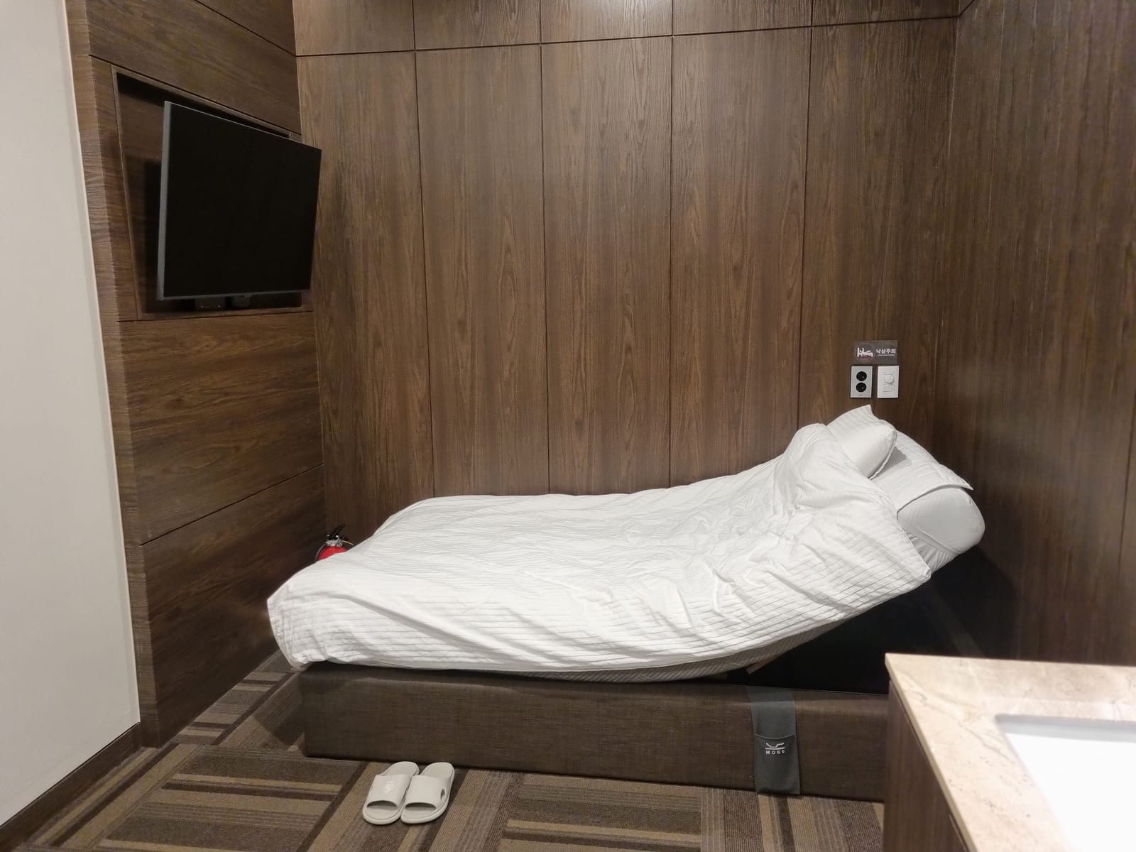 해운누리한의원 1인실 입원실의 상체를 올린 모션베드