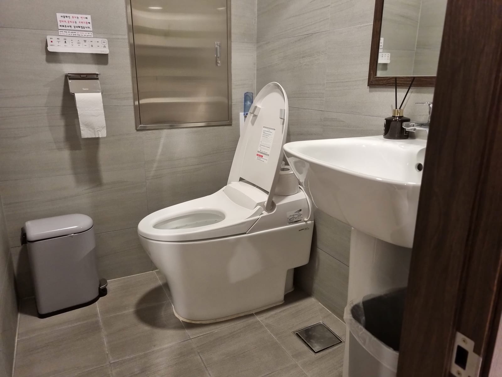해운누리한의원 입원실 화장실의 변기와 세면대